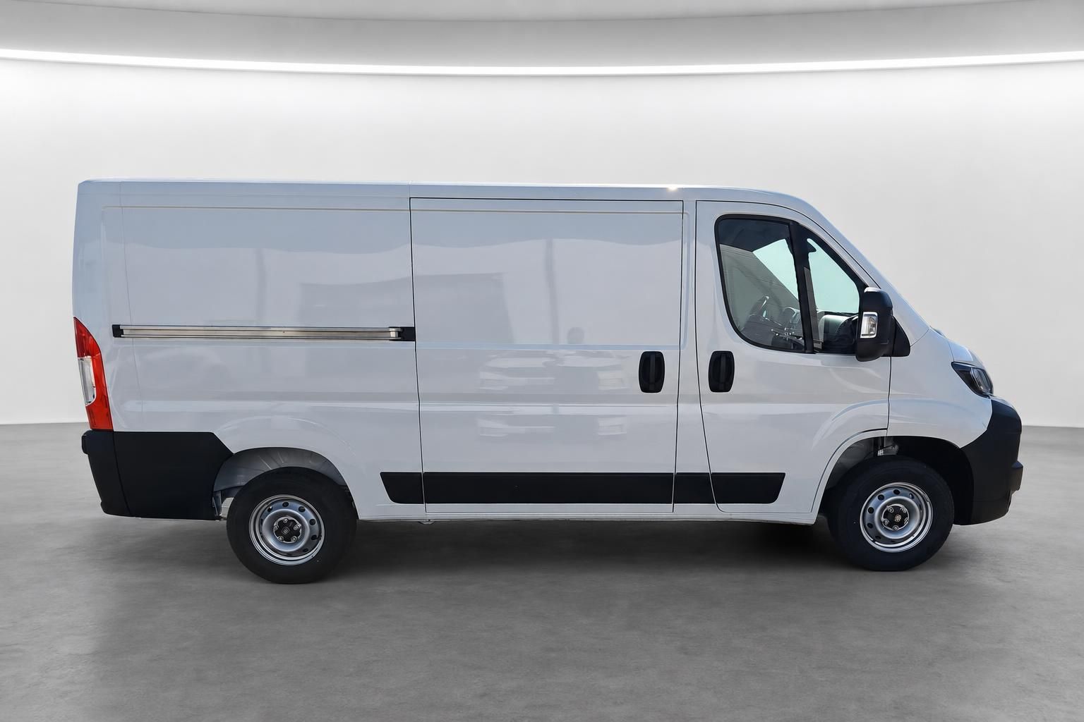 Fiat Ducato Kastenwagen weiss Seitenansicht im Studio