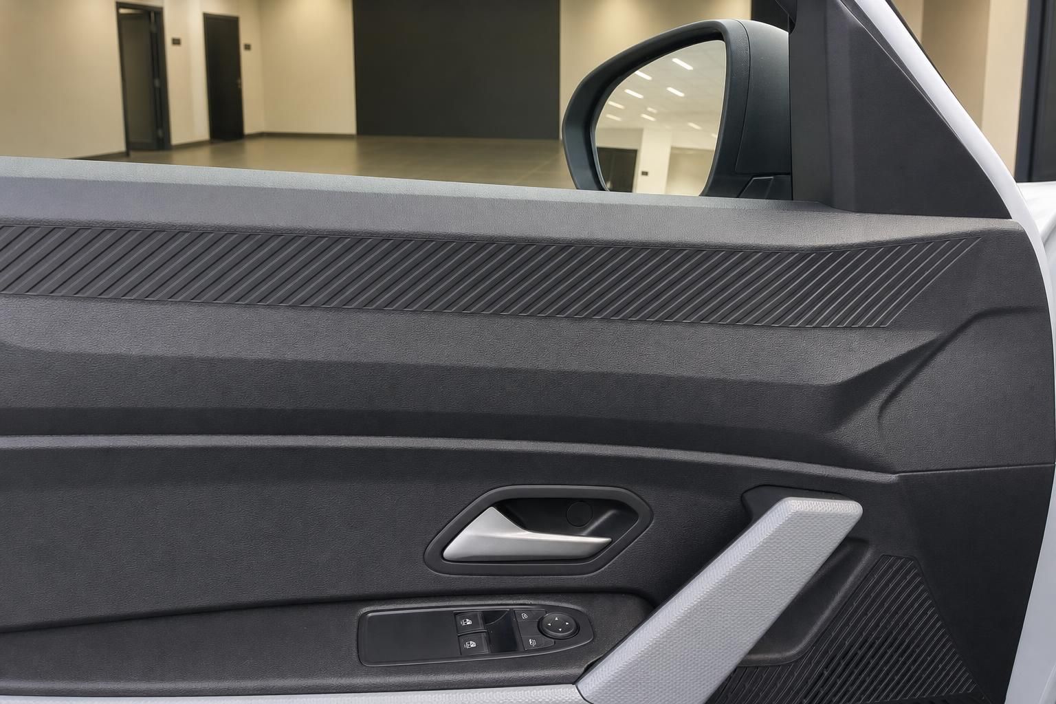 Türverkleidung mit Fensterheberschaltern und Carbon-Optik-Einsätzen im Innenraum