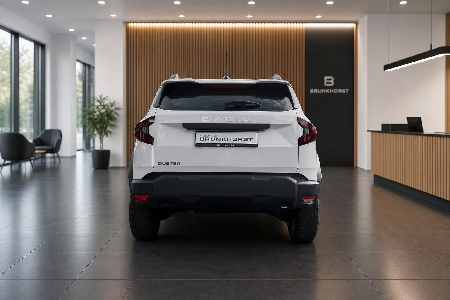 Dacia Duster weißer SUV Heckansicht im Autohaus mit BRUNKHORST Kennzeichen