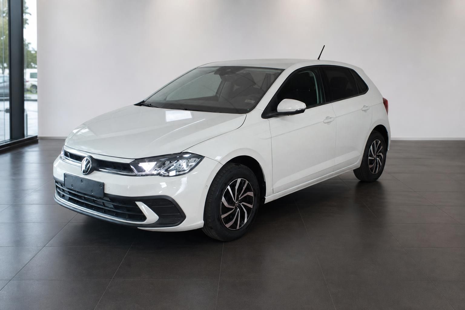 VW Polo weiß Frontansicht im Autohaus
