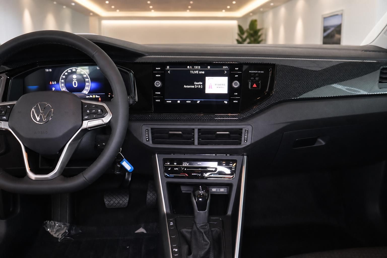 VW Cockpit mit Digitaltacho und Infotainment-Display im Innenraum