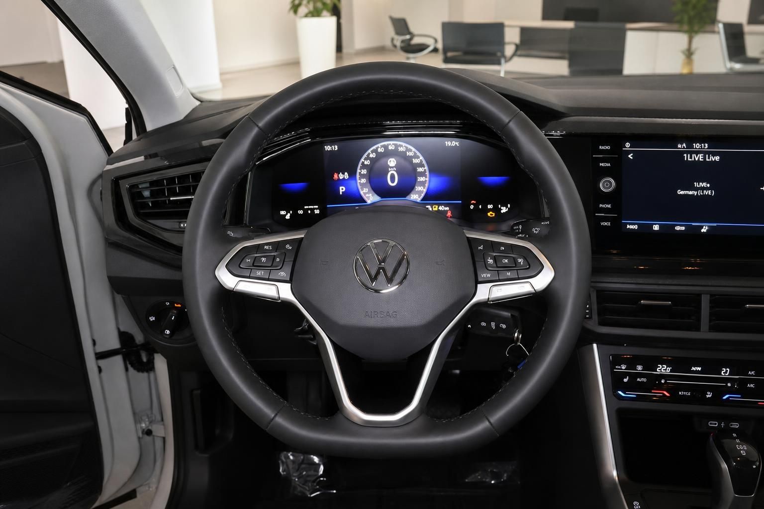 VW Lenkrad mit Multifunktionstasten und digitalem Cockpit Display