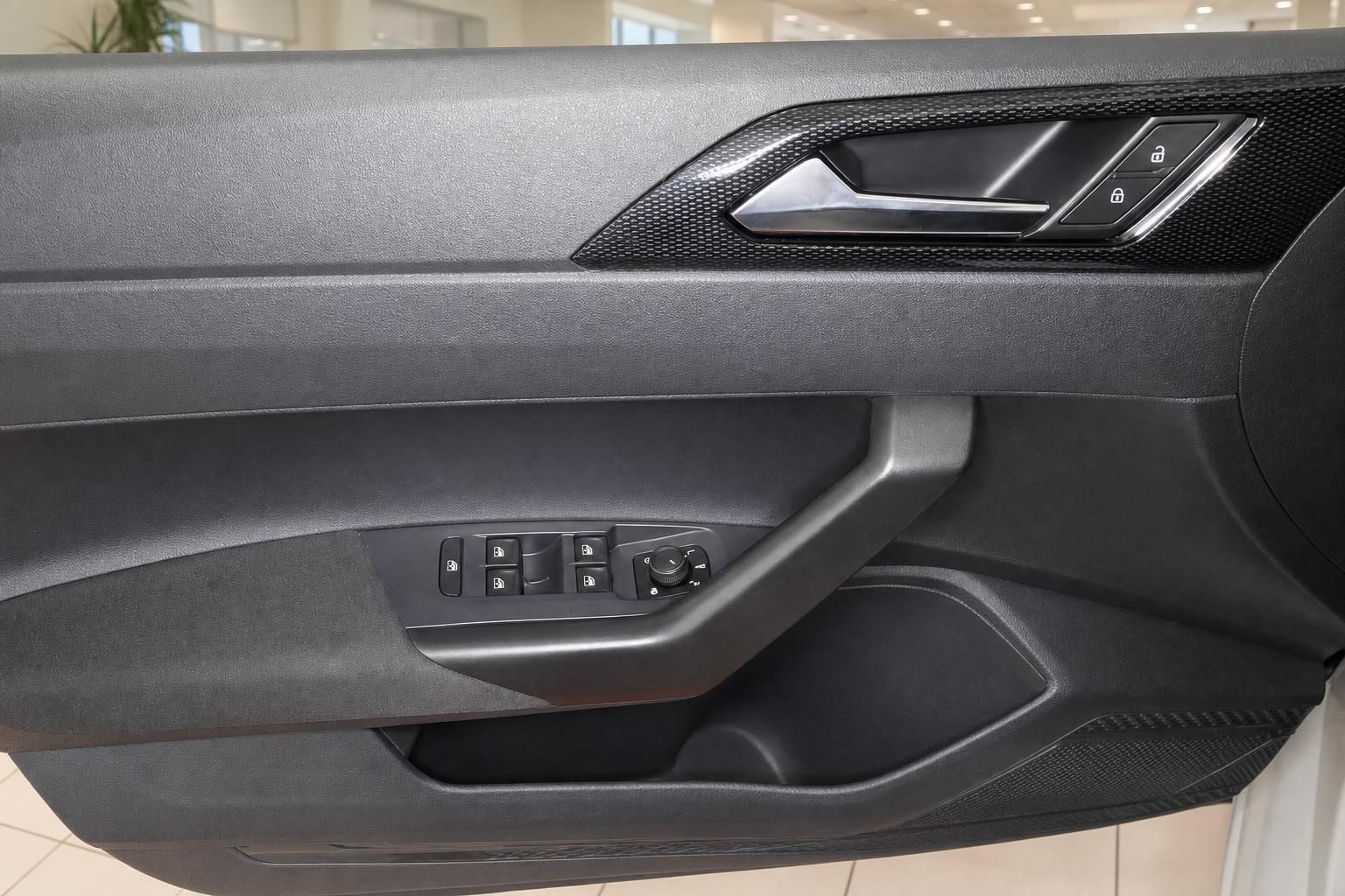 Türverkleidung mit Fensterheber und Bedienelementen im VW Innenraum