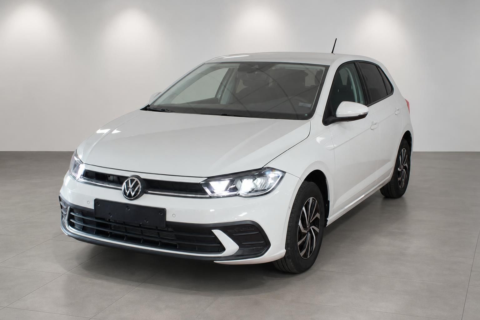 VW Polo weiß Frontansicht schräg im Showroom