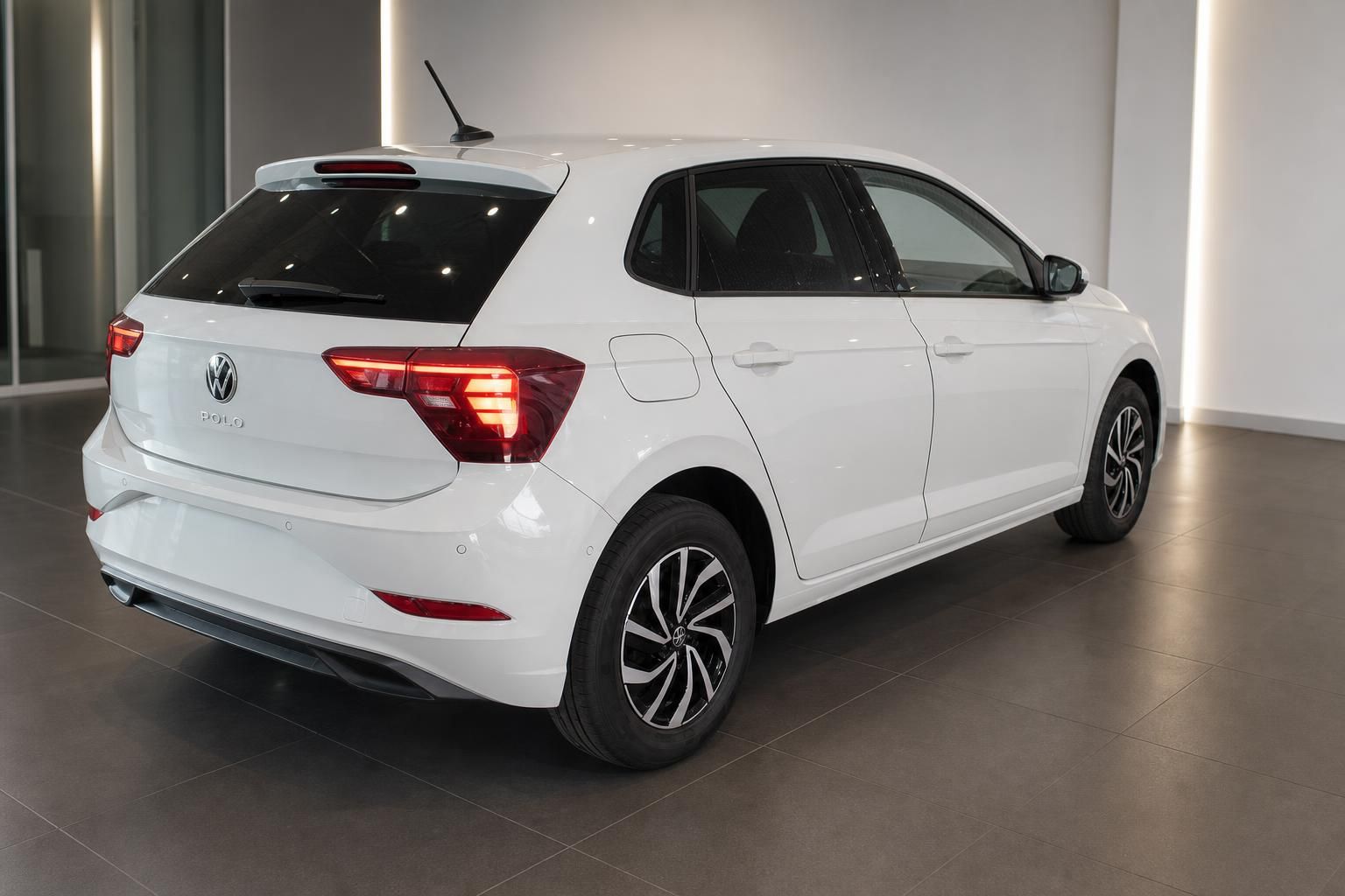 VW Polo weiß Heckansicht seitlich im Autohaus