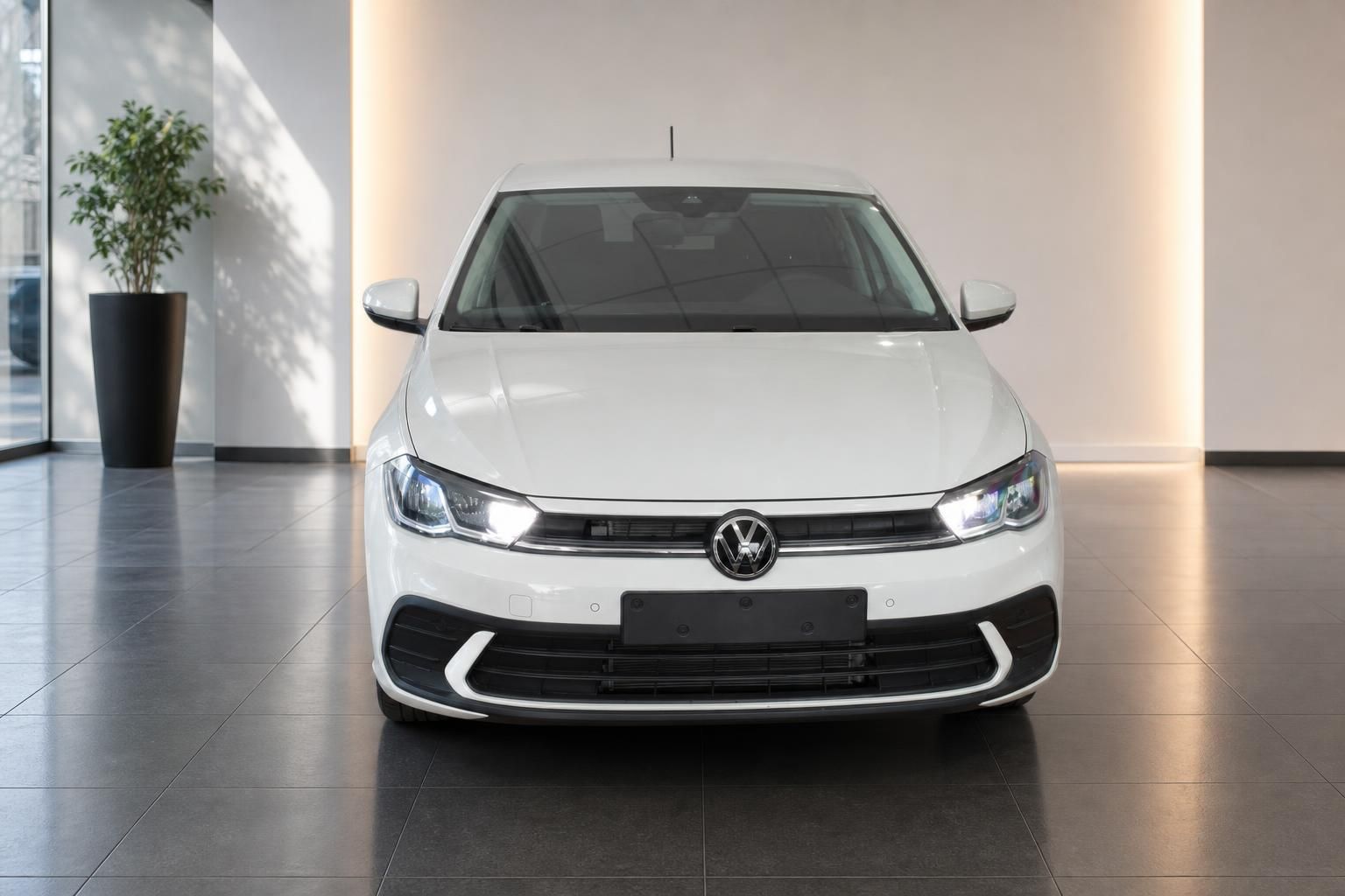 VW Polo weiß Frontalansicht im Autohaus Showroom