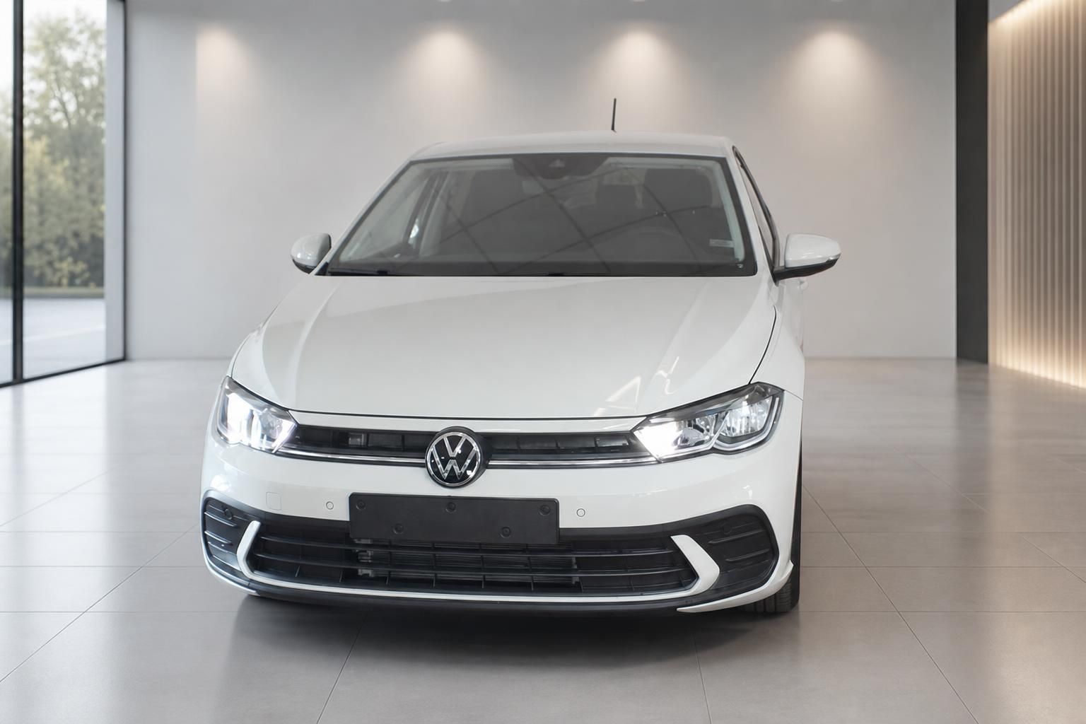 VW Polo weiß Frontalansicht mit LED-Scheinwerfern