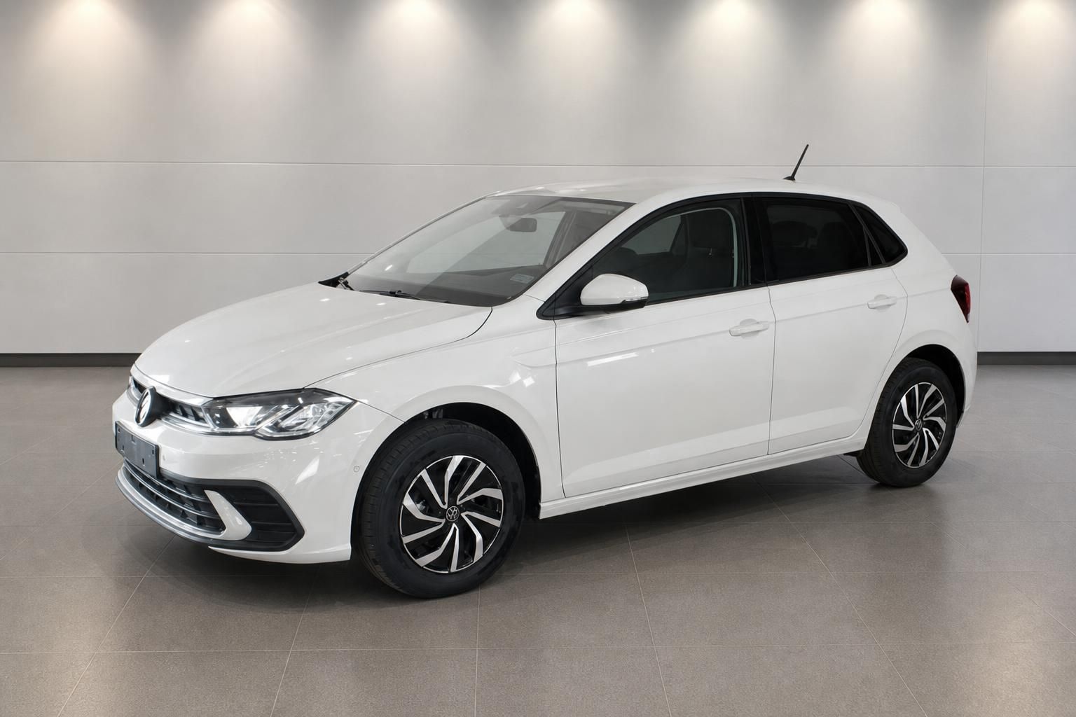 VW Polo weiß Seitenansicht schräg von vorne