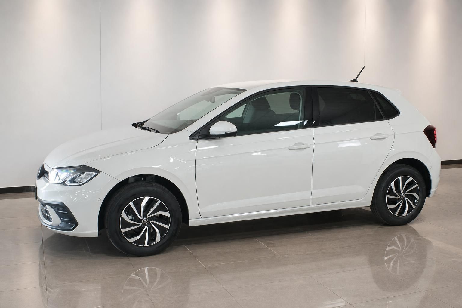 VW Polo weiß Seitenansicht schräg vorne