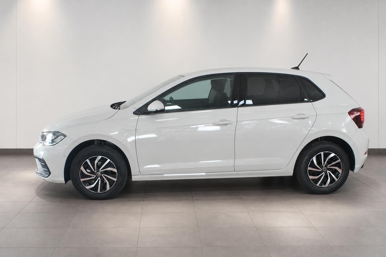 VW Polo weiß Seitenansicht im Autohaus