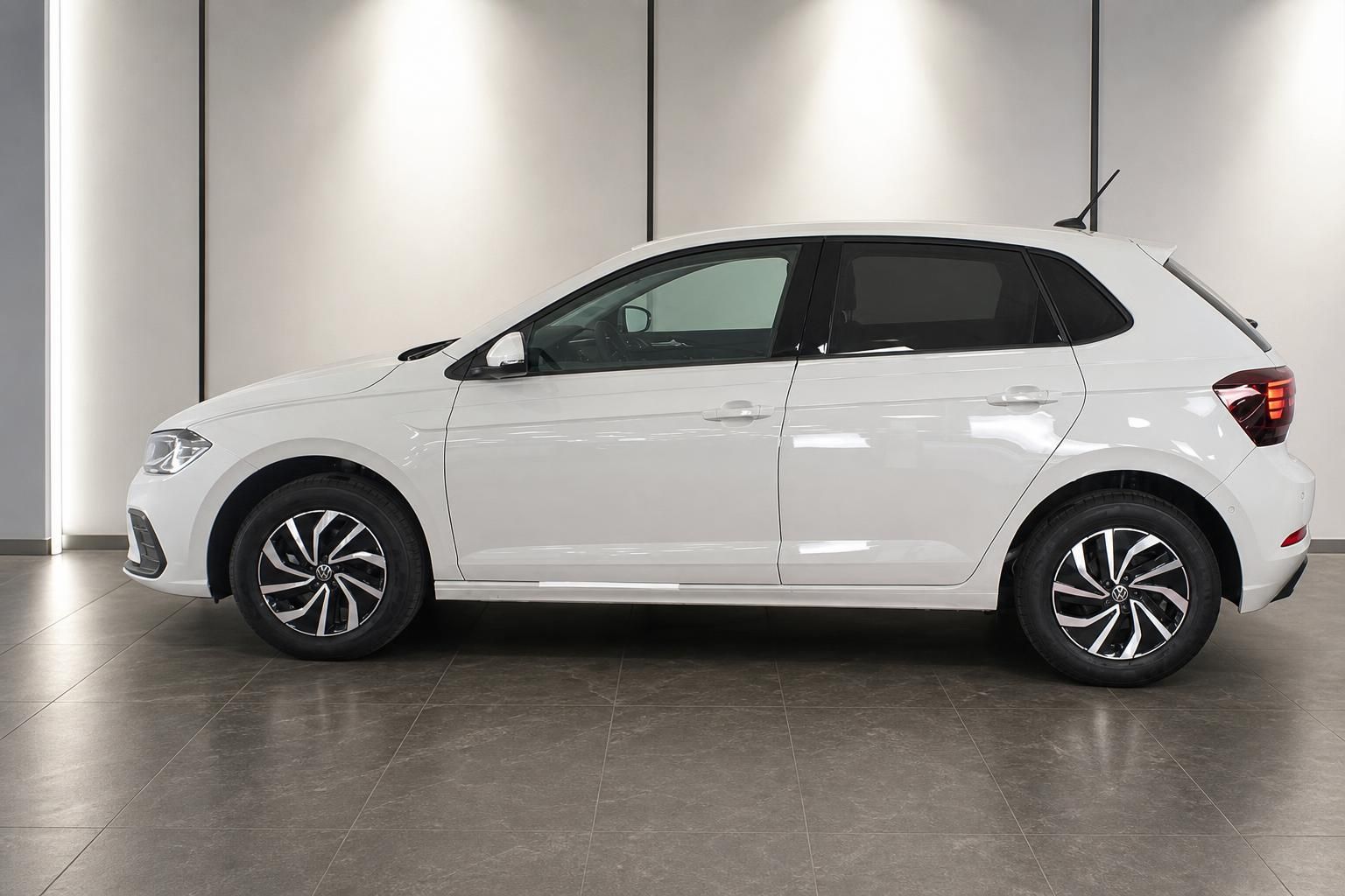 VW Polo weiß Seitenansicht mit Felgen Detail