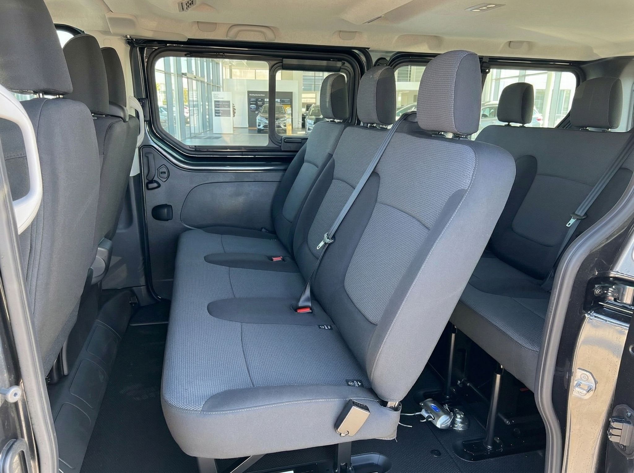 Renault Fahrzeug Rücksitzbank mit drei Einzelsitzen und grauen Stoffbezügen im Innenraum