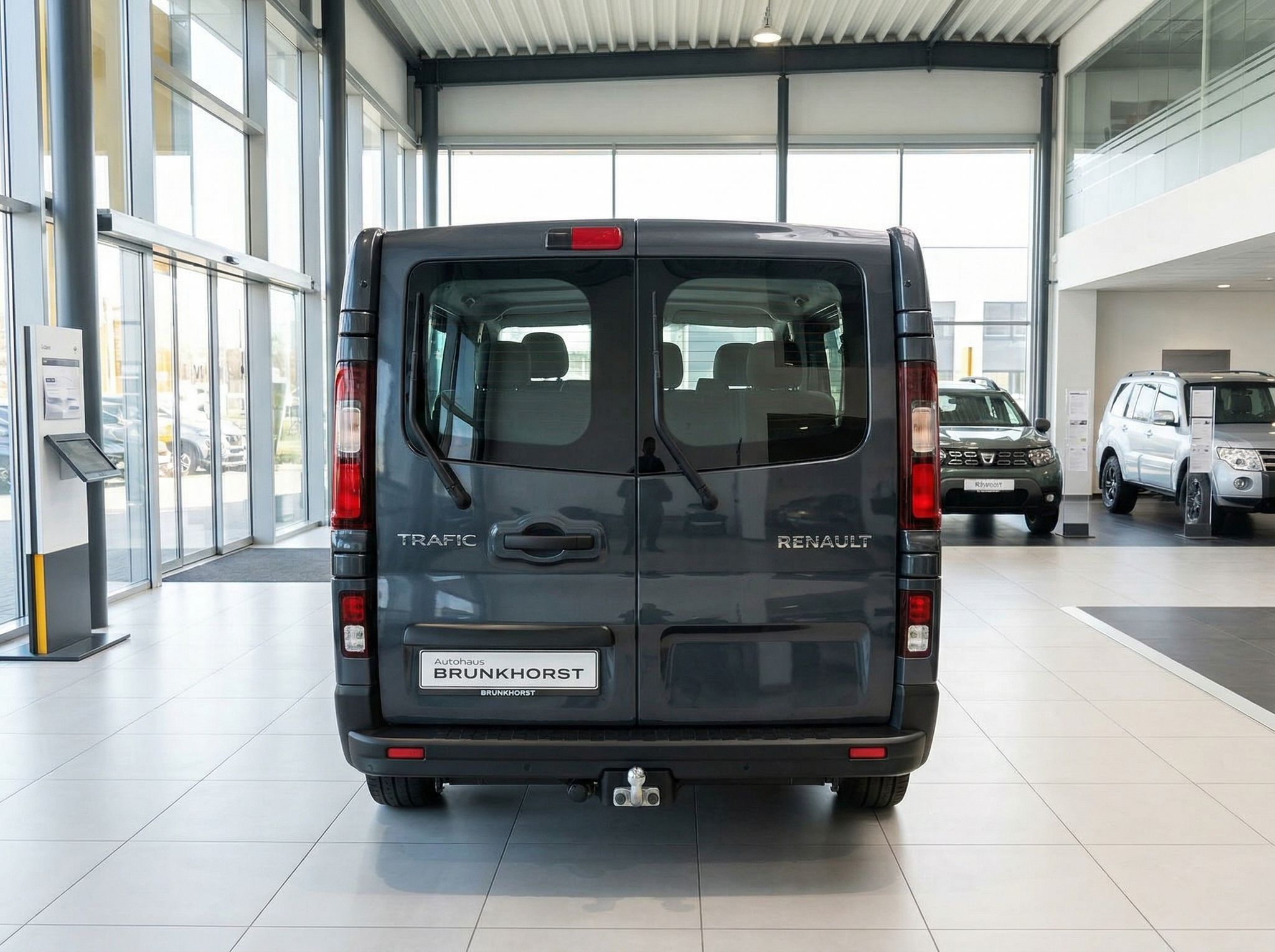 Renault Trafic Transporter grau - Heckansicht mit Anhängerkupplung im Autohaus