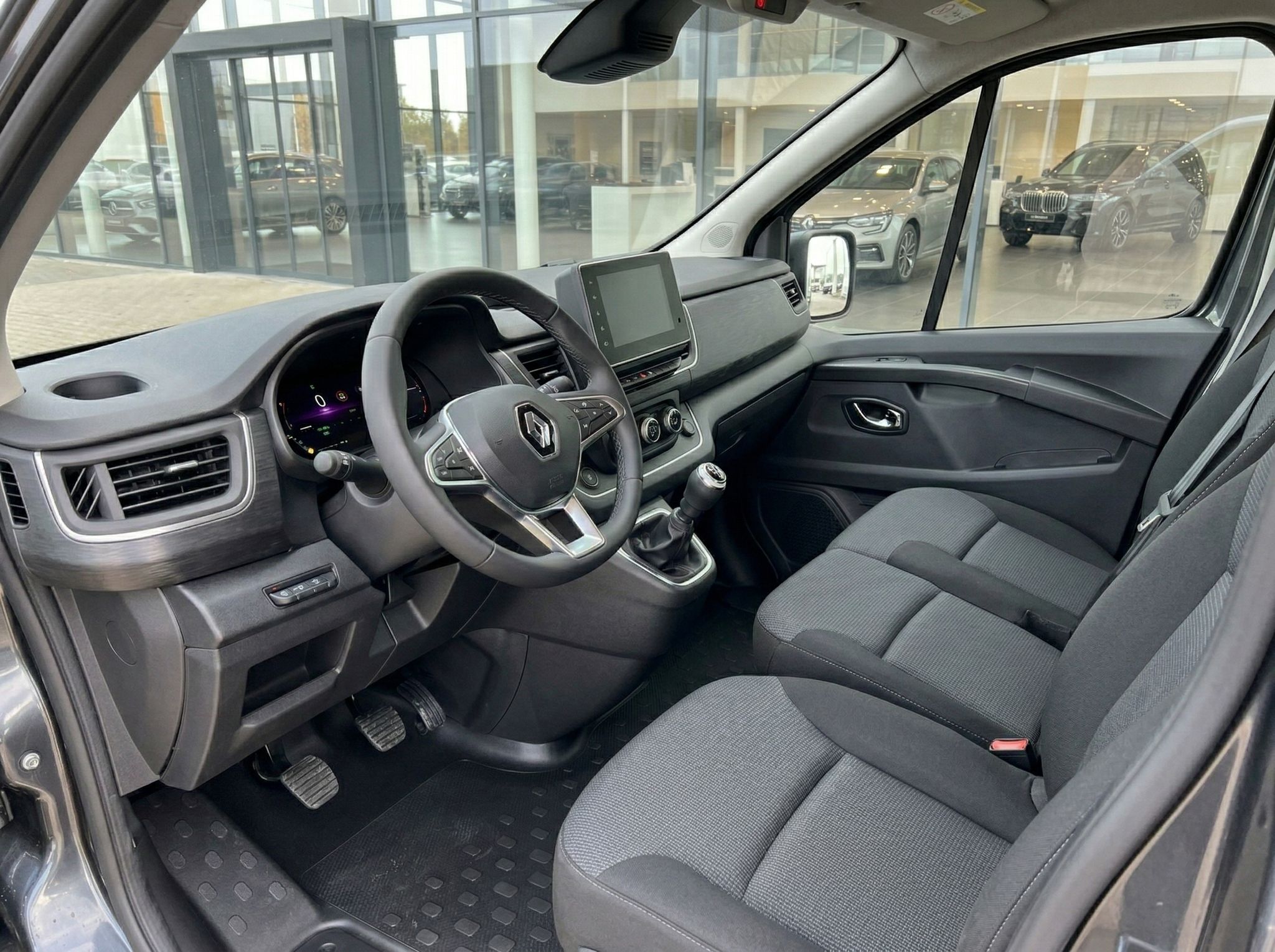 Renault Trafic Innenraum grau mit Lenkrad, Armaturenbrett und Fahrersitz