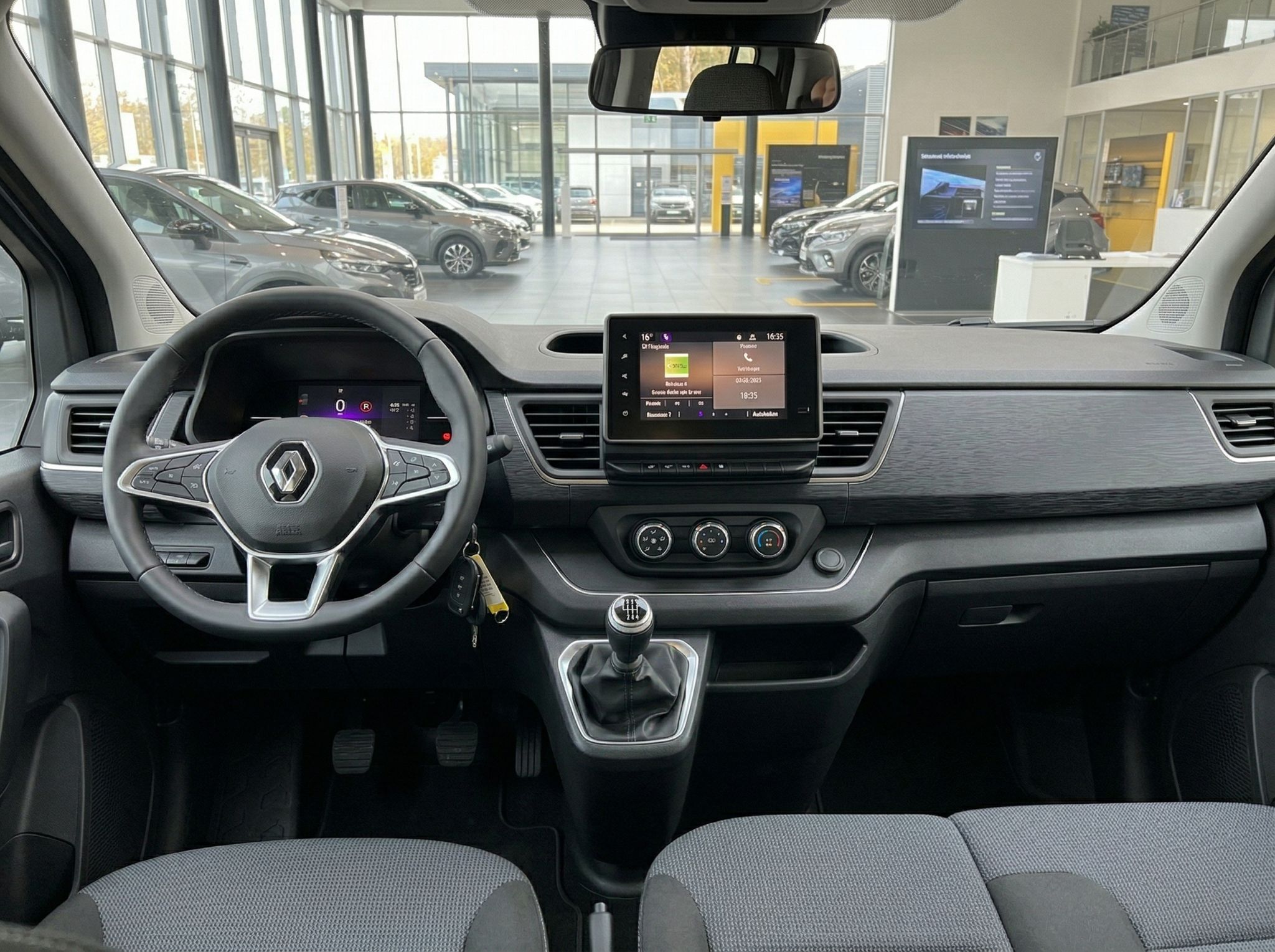 Renault Fahrzeug Innenraum mit Lenkrad, Touchscreen Display und Schaltknauf im Autohaus