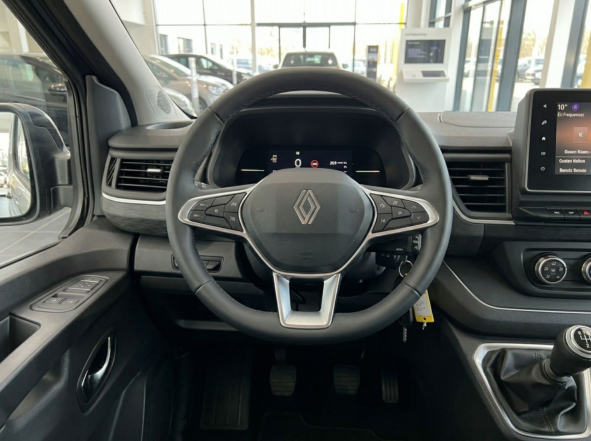 Renault Cockpit mit digitalem Tacho, Lenkrad und Mittelkonsole - Fahrzeuginnenraum Detailansicht