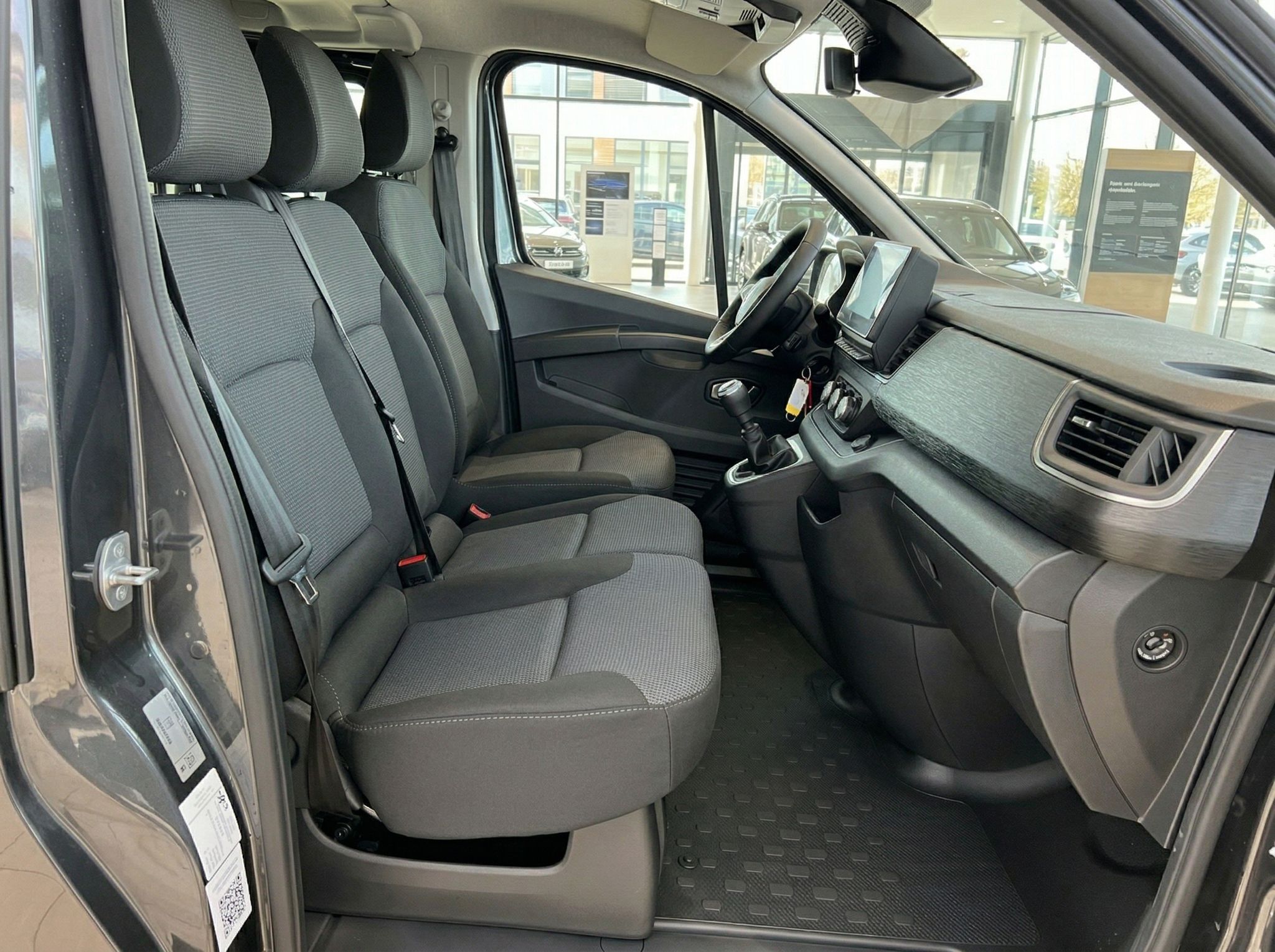 Renault Fahrzeug Innenraum mit Fahrer- und Beifahrersitz, Armaturenbrett und offener Tür