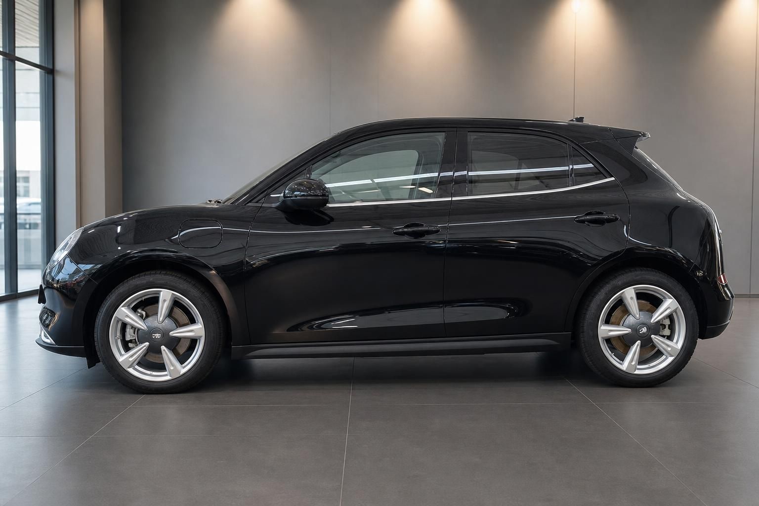 ORA Funky Cat schwarz Seitenansicht links – Elektroauto im Autohaus-Showroom