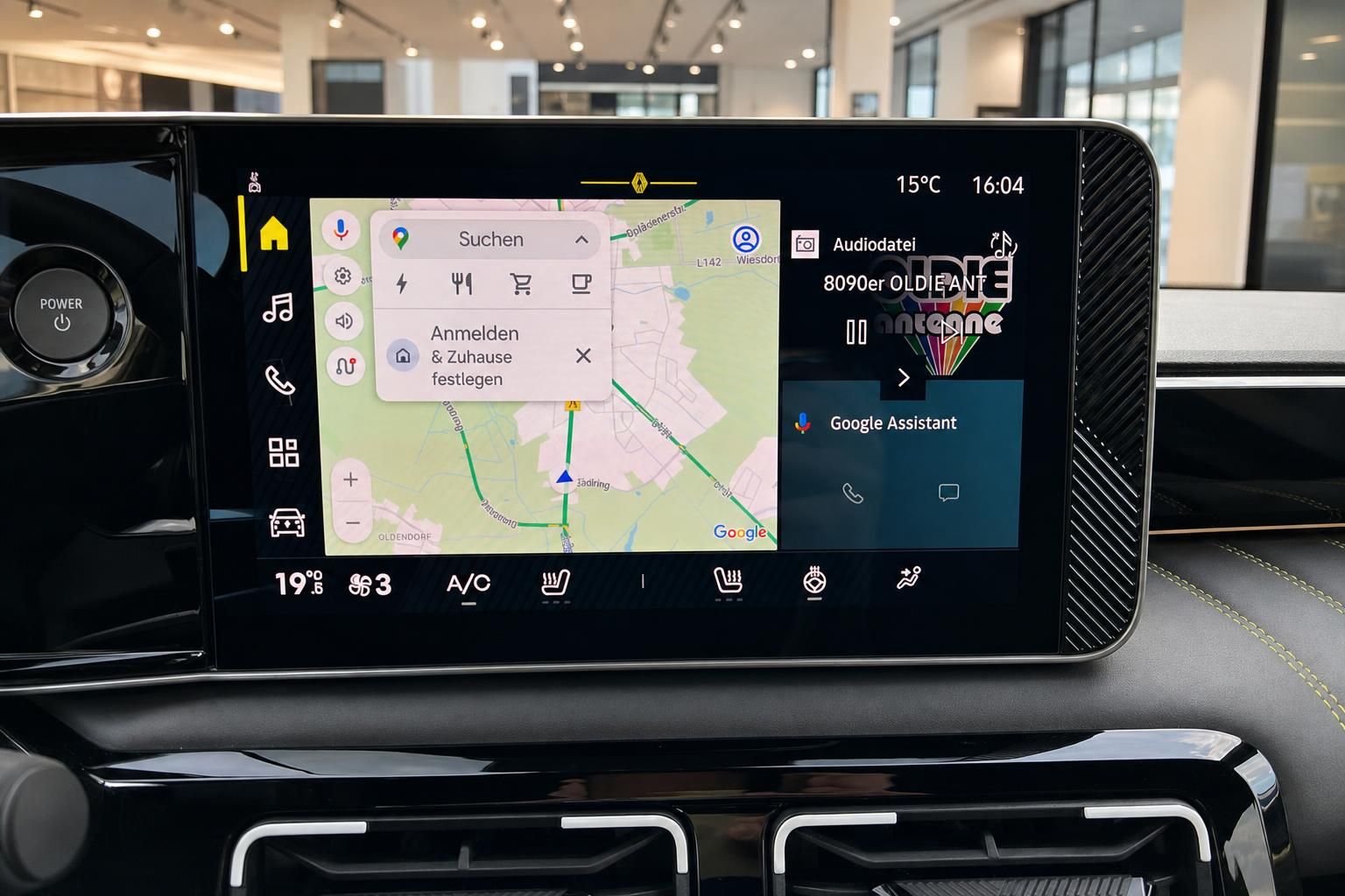 Fahrzeug Infotainment-Display mit Google Maps Navigation und Klimasteuerung