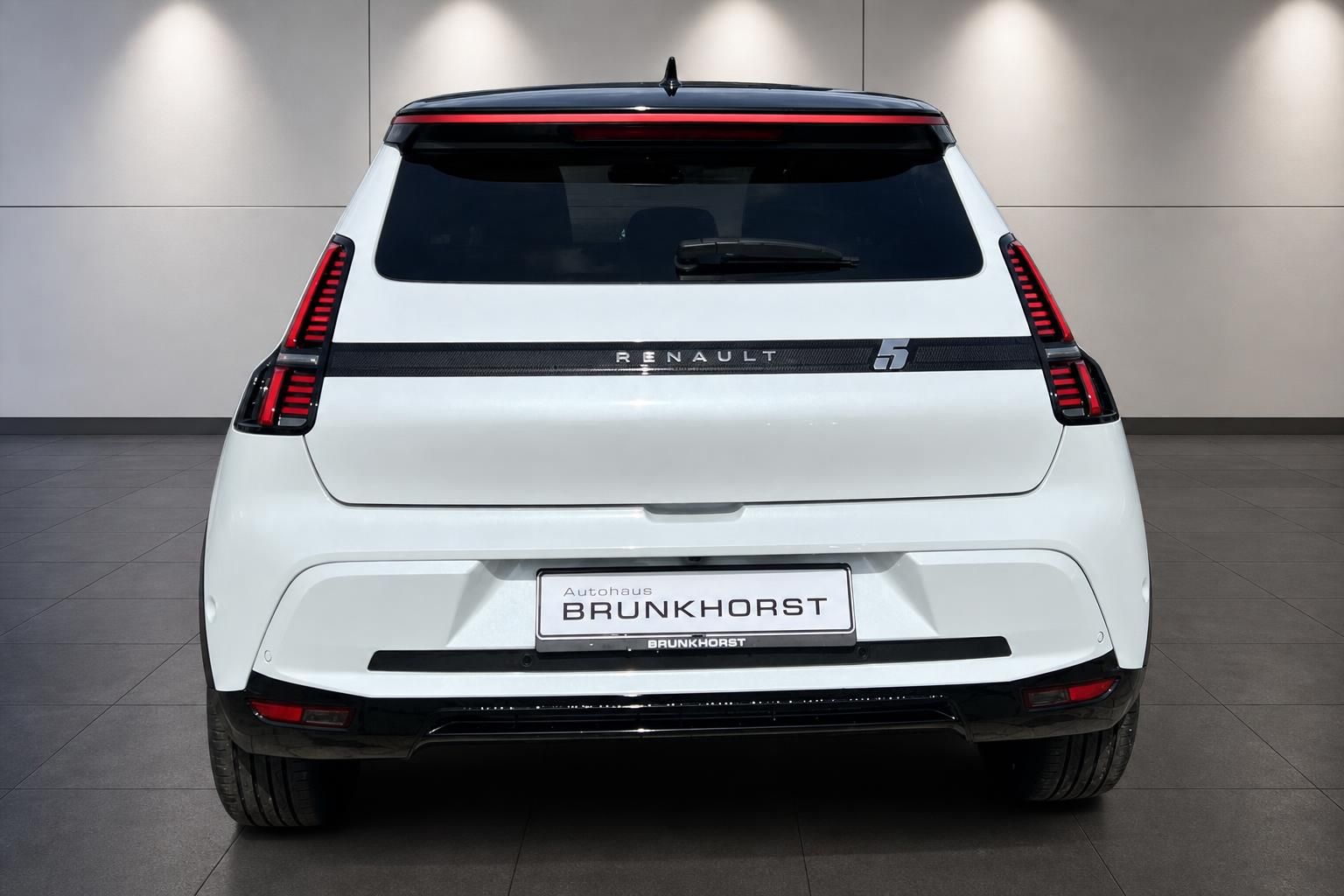 Weißer Renault SUV Heckansicht mit durchgehender LED-Rückleuchte und Renault 5 Schriftzug am Fahrzeugheck