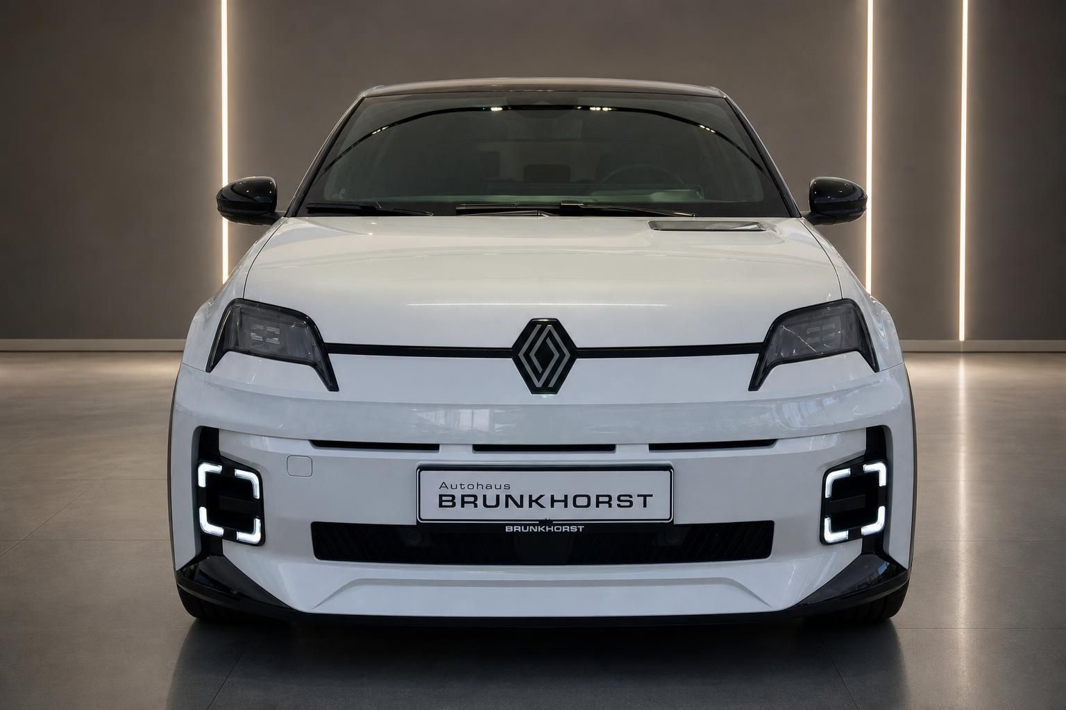 Weißer Renault Elektro-SUV Frontansicht mit charakteristischen LED-Scheinwerfern im modernen Autohaus-Showroom