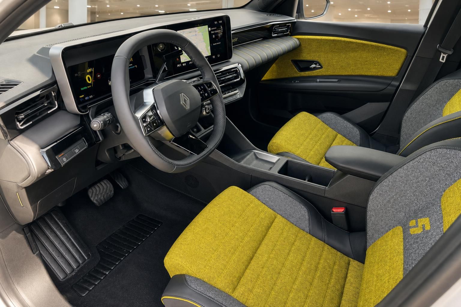 Renault Fahrzeug Innenraum mit gelb-grauen Sportsitzen und modernem Cockpit mit digitalem Armaturenbrett