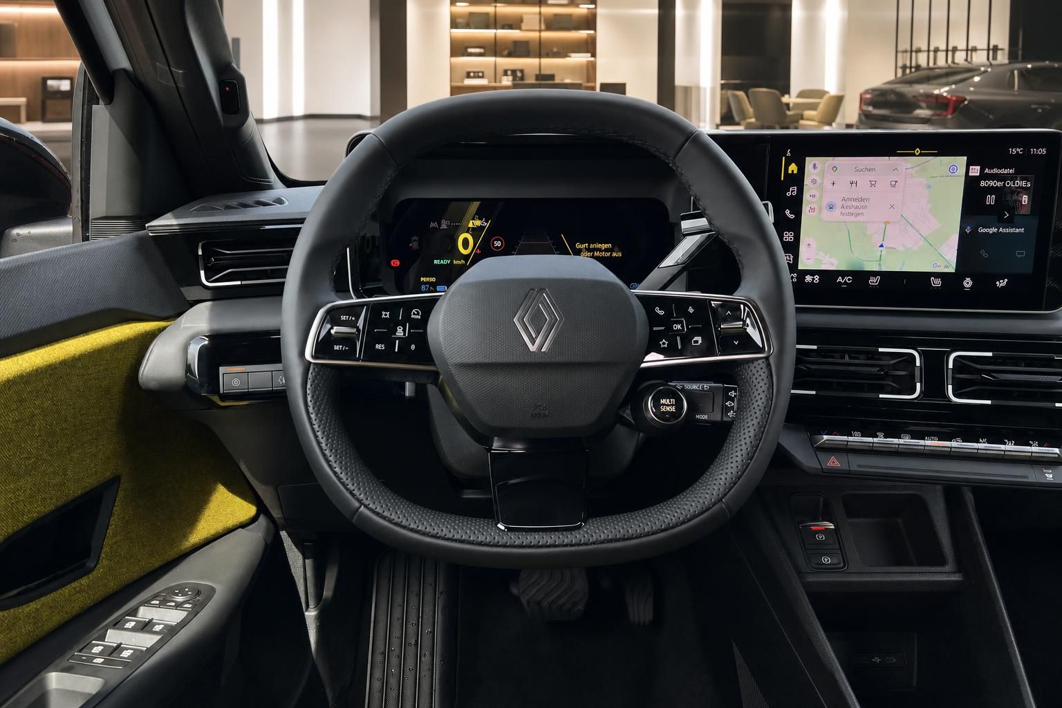 Renault Cockpit mit Lenkrad, digitalem Tacho und Navigationssystem im modernen Fahrzeug