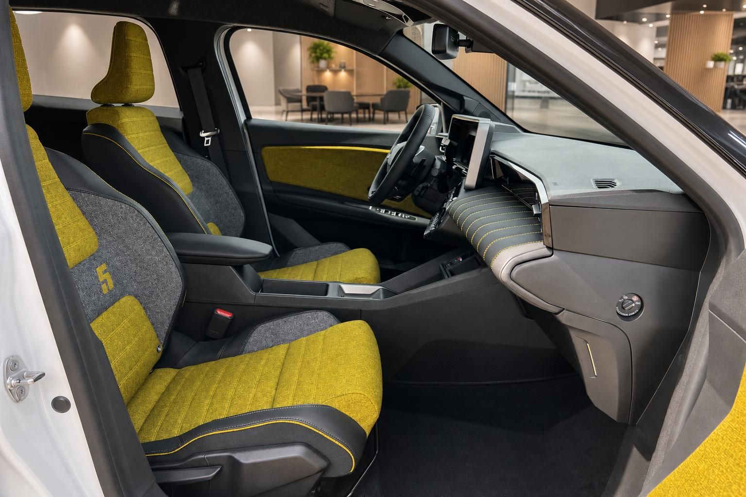Fahrzeug Innenraum mit gelb-grauen Sportsitzen und modernem Dashboard im Showroom