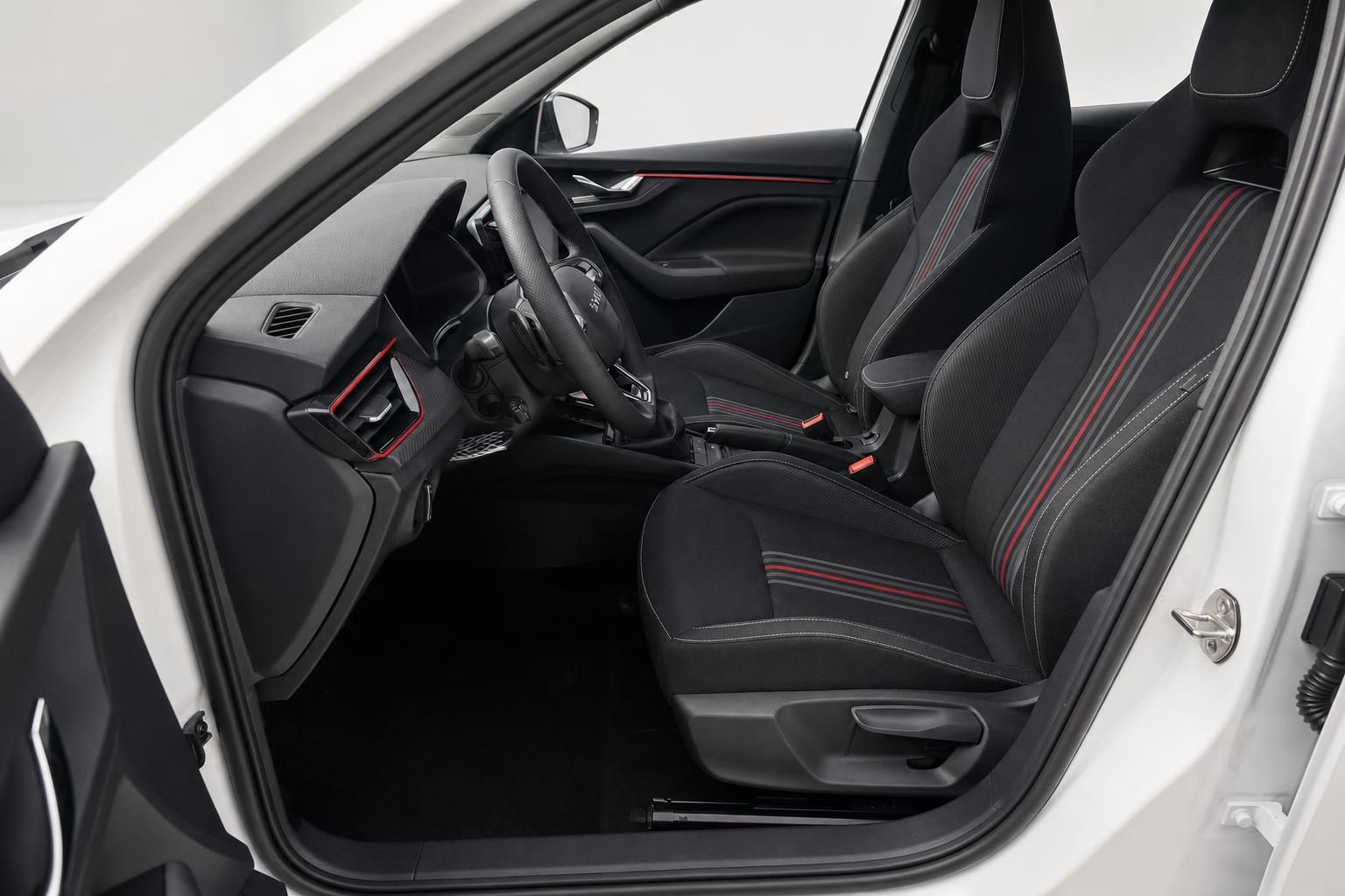 Skoda Scala Innenraum, Vordersitze mit roten Zierstreifen