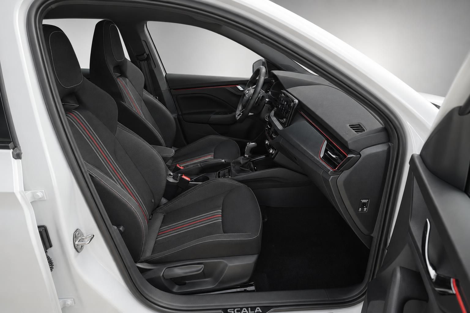 Skoda Scala Innenraum, Blick auf Fahrersitze und Armaturenbrett