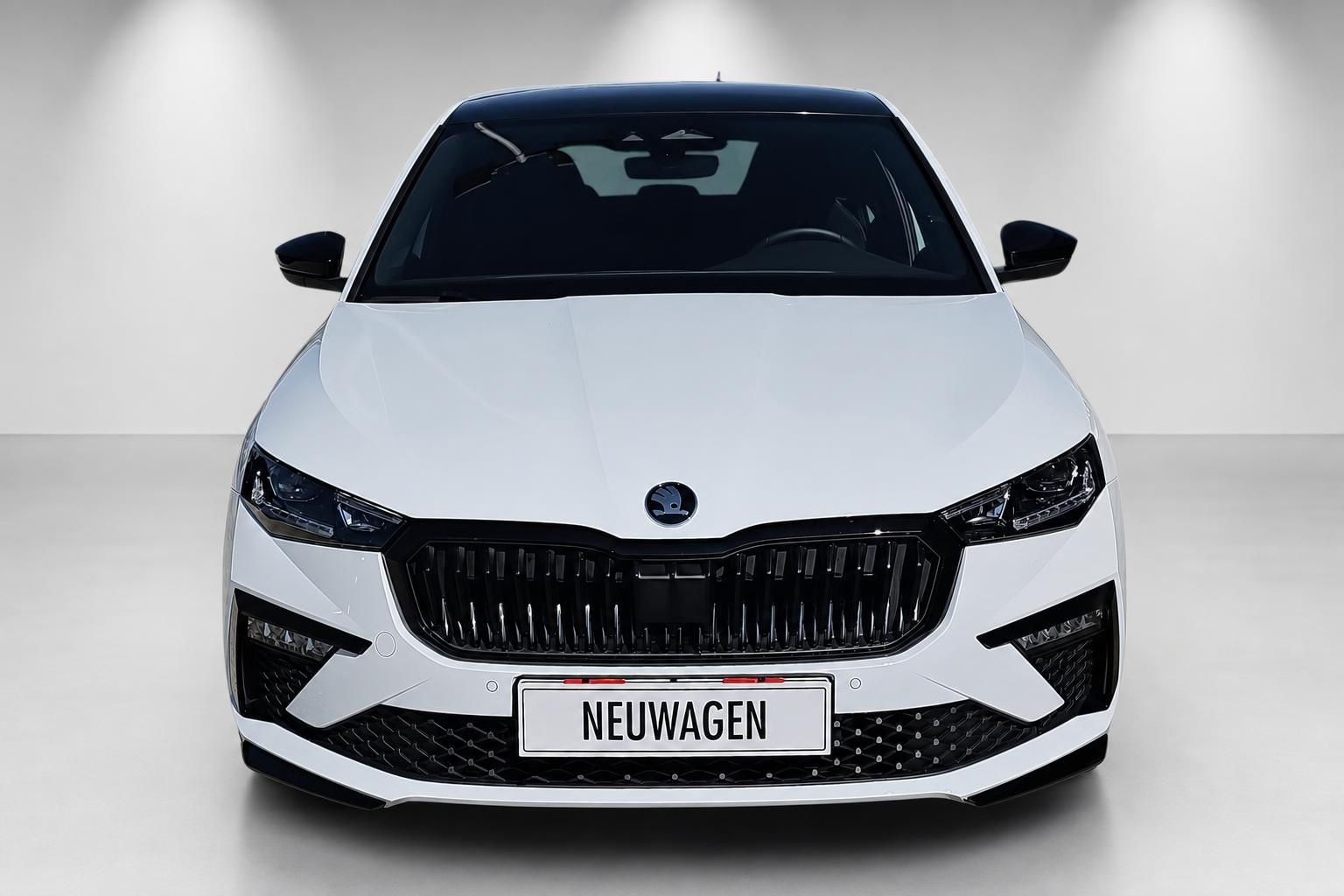 Skoda Scala weiß, Frontansicht mit Kühlergrill und LED-Scheinwerfern