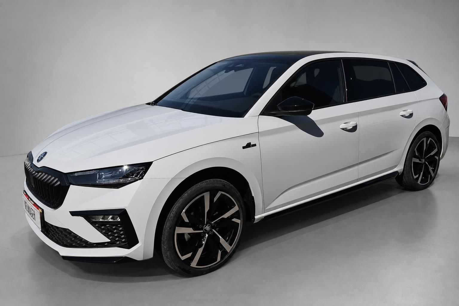 Skoda Scala Kombi weiß, Frontansicht schräg mit Alufelgen