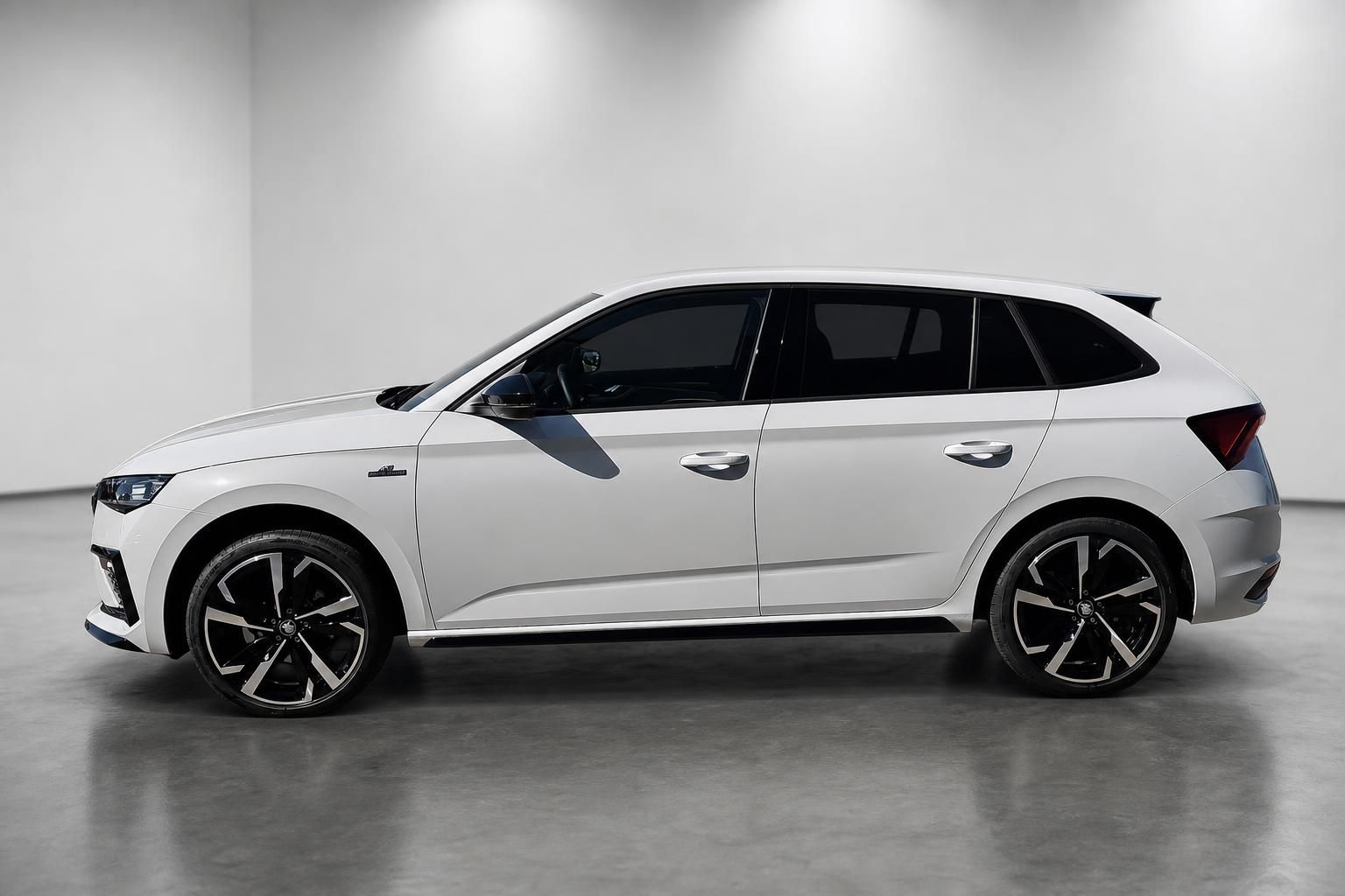 Skoda Scala weiß, Seitenansicht mit schwarzem Dach im Studio