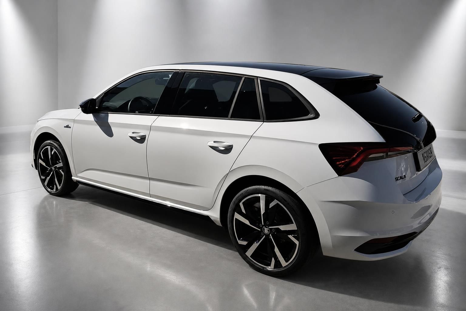 Skoda Scala weiß, Heckansicht mit schwarzem Panoramadach im Studio