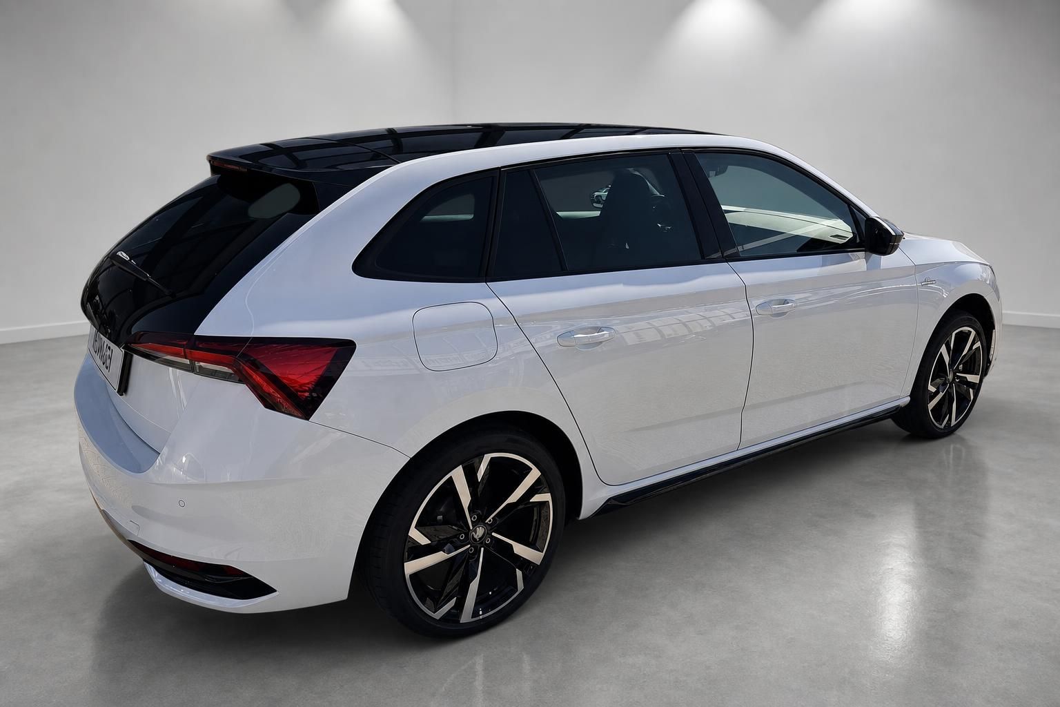 Skoda Scala weiß, Heckansicht schräg im Studio