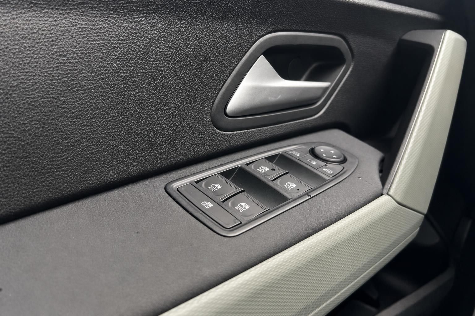 Fahrzeug Innenraum Detailansicht Türverkleidung mit elektrischen Fensterhebern