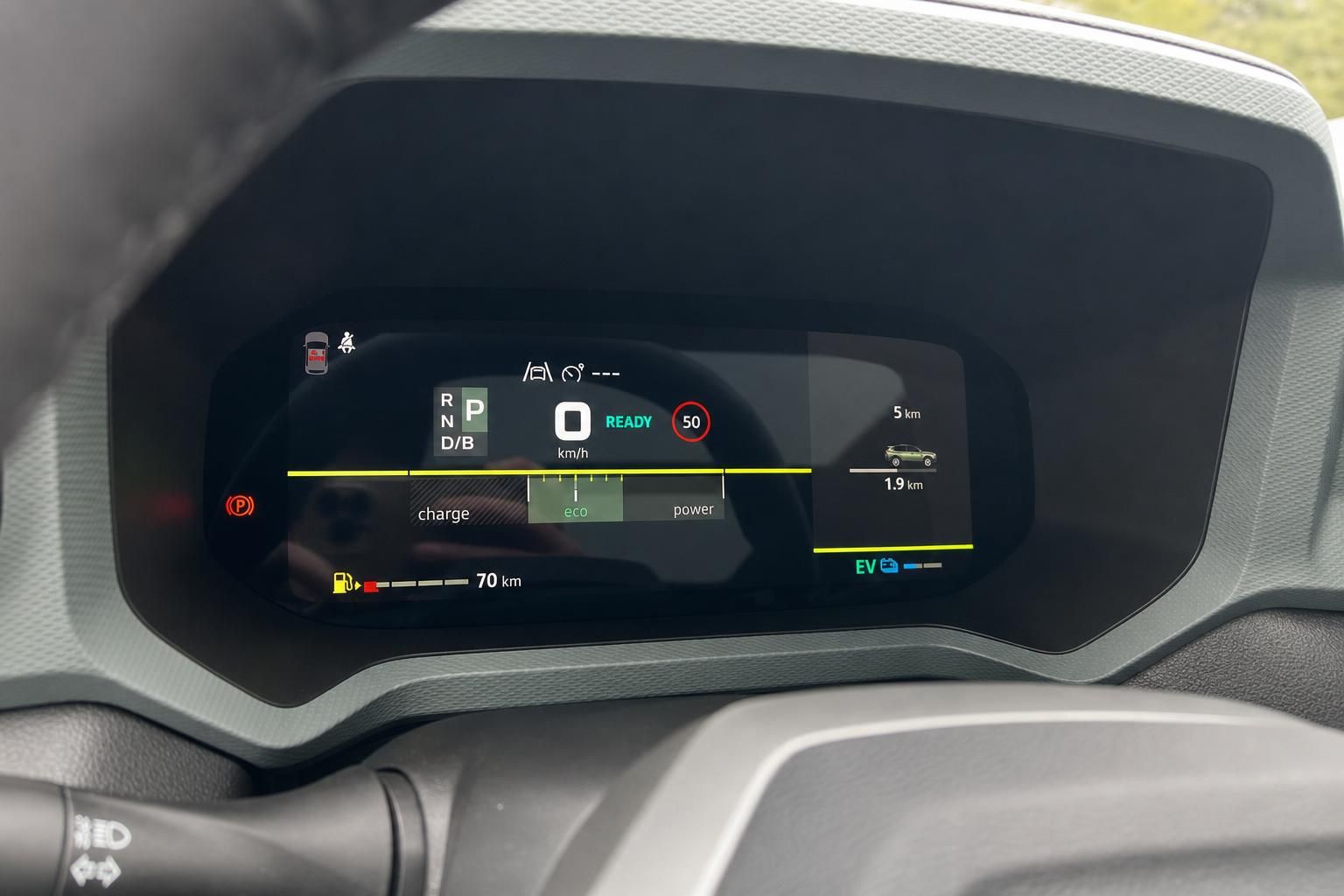 Digitales Armaturenbrett mit Elektrofahrzeug Anzeige und Navigationssystem im Fahrzeug-Innenraum