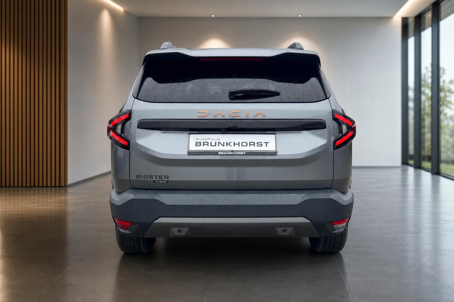 Dacia Bigster Hybrid Heckansicht in grau im Autohaus Brunkhorst Showroom
