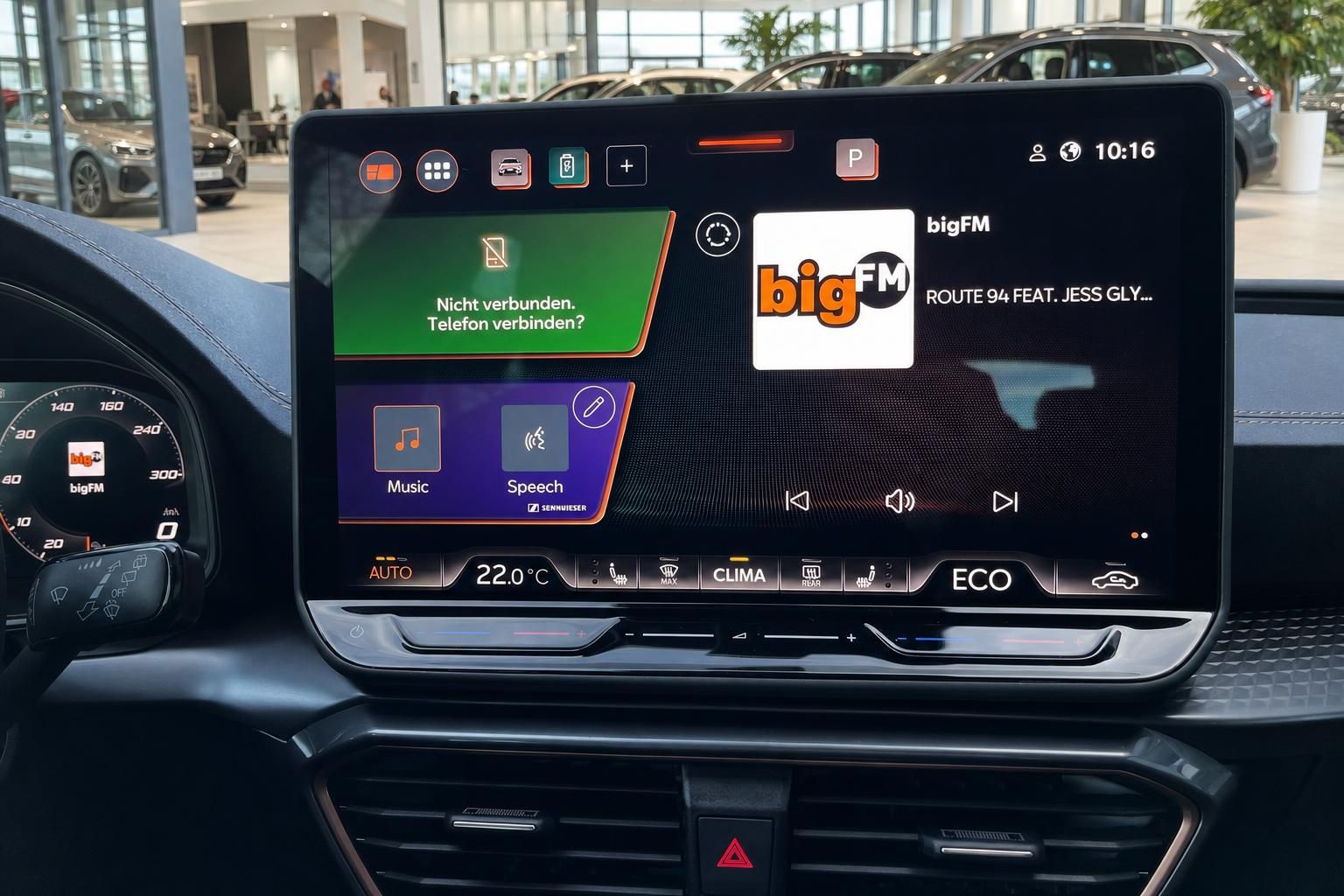 Cupra Formentor Infotainment-Bildschirm mit Radio und Klimasteuerung
