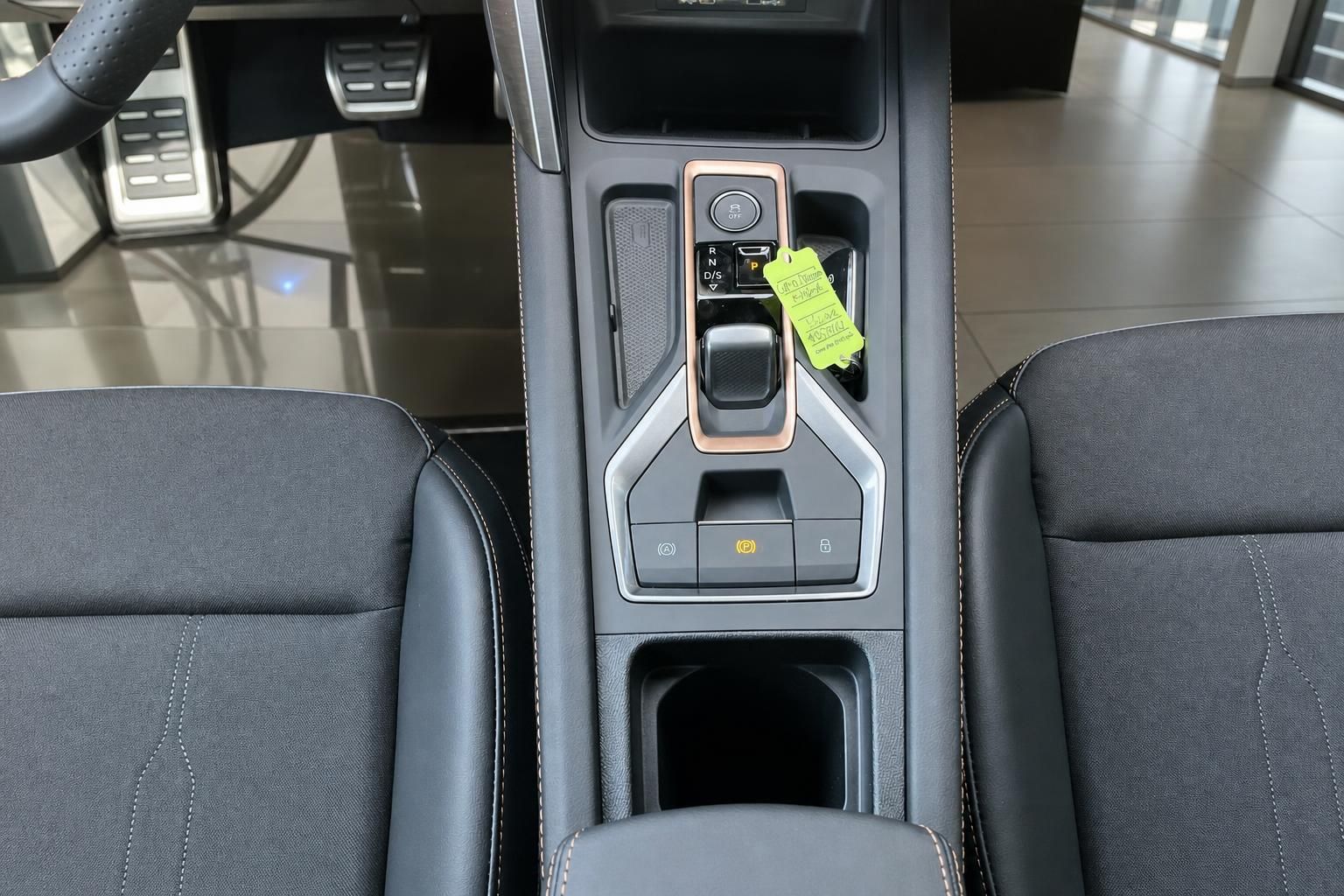 Mittelkonsole mit Automatik-Wählhebel und Fahrmodusschalter im Fahrzeuginnenraum