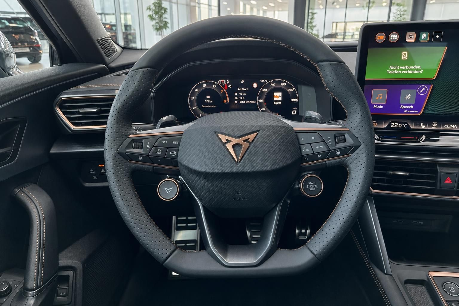 Cupra Lenkrad mit Multifunktionstasten und digitalem Cockpit sowie Infotainment-Display