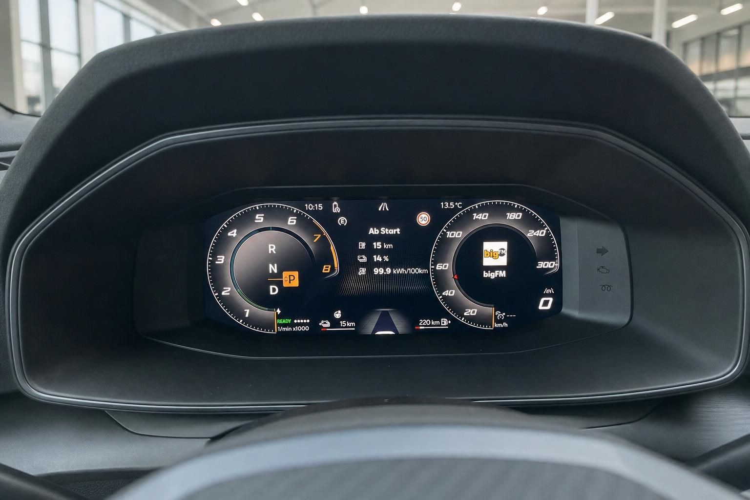 Digitales Kombiinstrument mit Tacho, Drehzahlmesser und Fahrinformationen im Cockpit