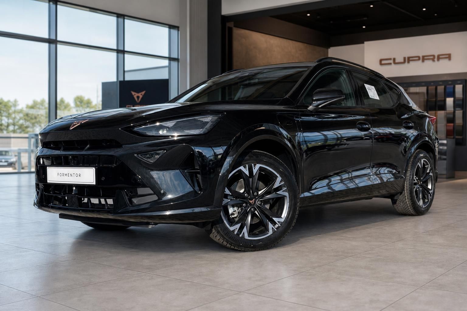 Cupra Formentor schwarz Frontansicht im Autohaus Showroom