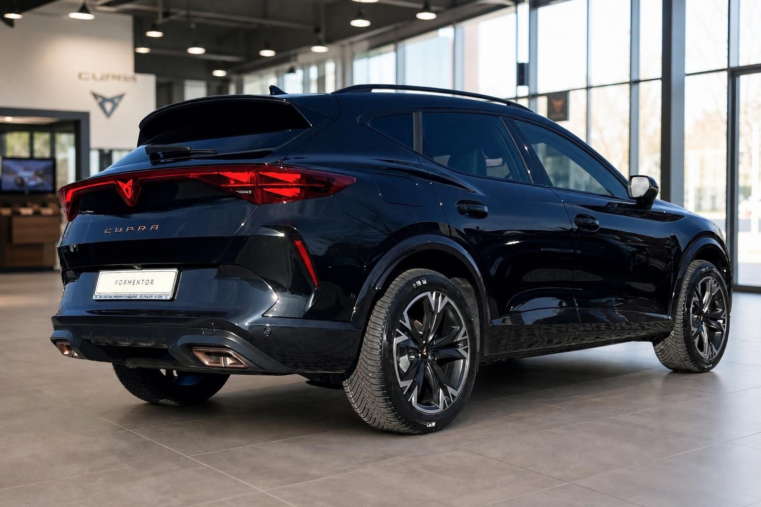 Cupra Formentor schwarz Heckansicht seitlich im Showroom