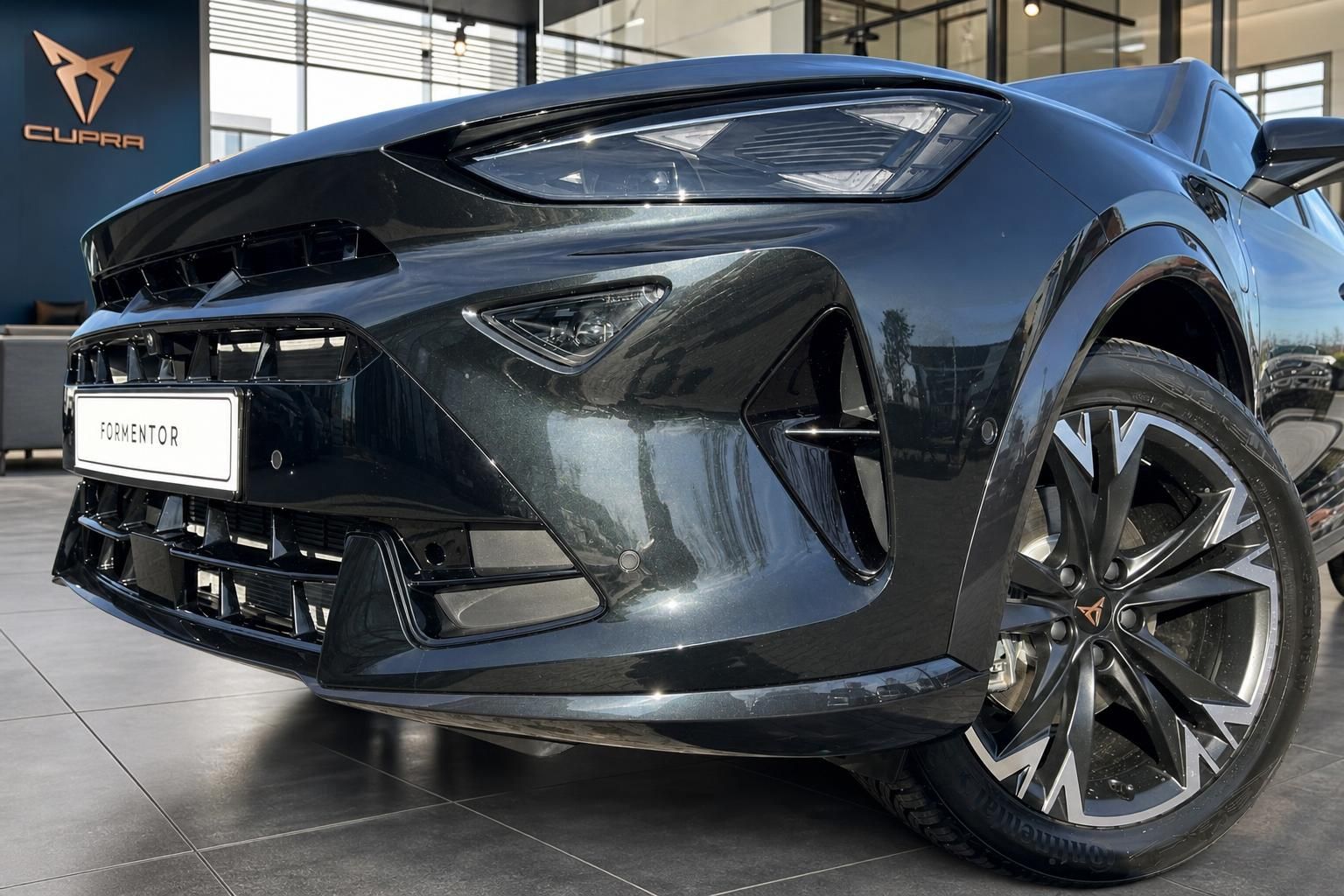 Cupra Formentor Frontansicht mit Scheinwerferdetail beim Haendler