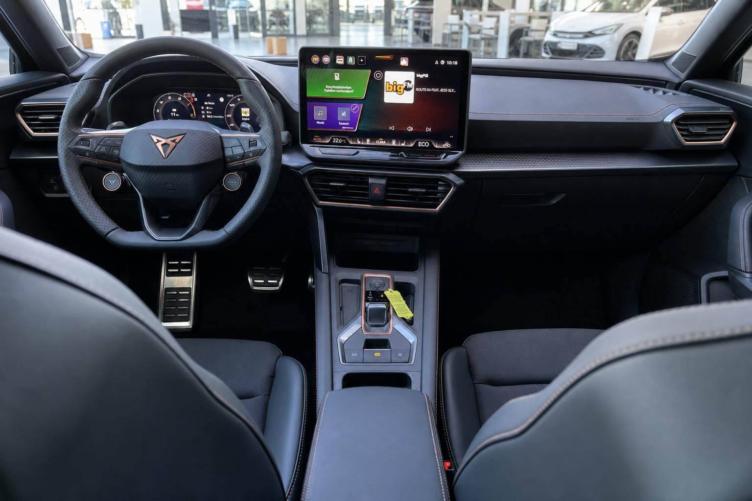 Cupra Formentor Cockpit mit Lenkrad und Infotainment-Display