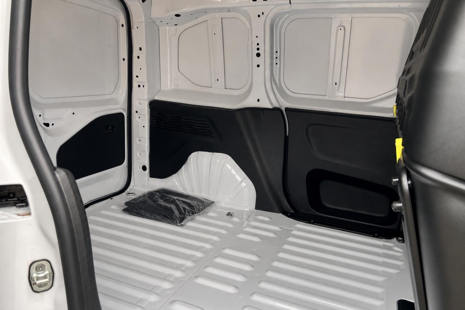 Leerer Laderaum eines Peugeot Transporters mit Verkleidung und Ladeboden