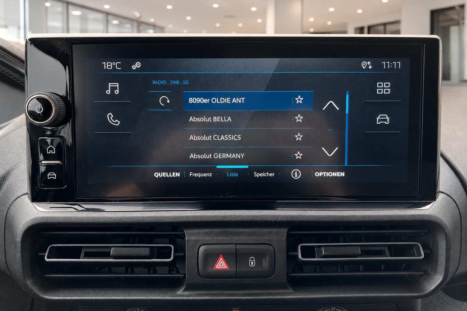 Touchscreen Infotainment-System mit Radiofunktion im Peugeot Cockpit