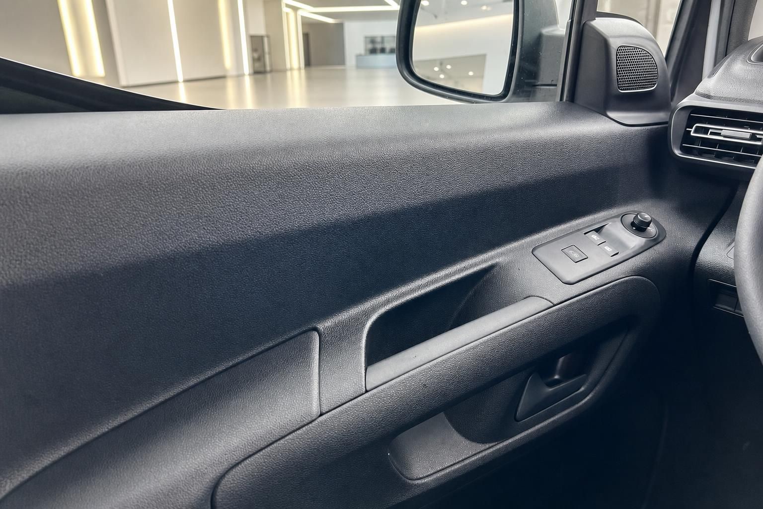 Türverkleidung mit Fensterheber-Bedienelementen im Peugeot Innenraum