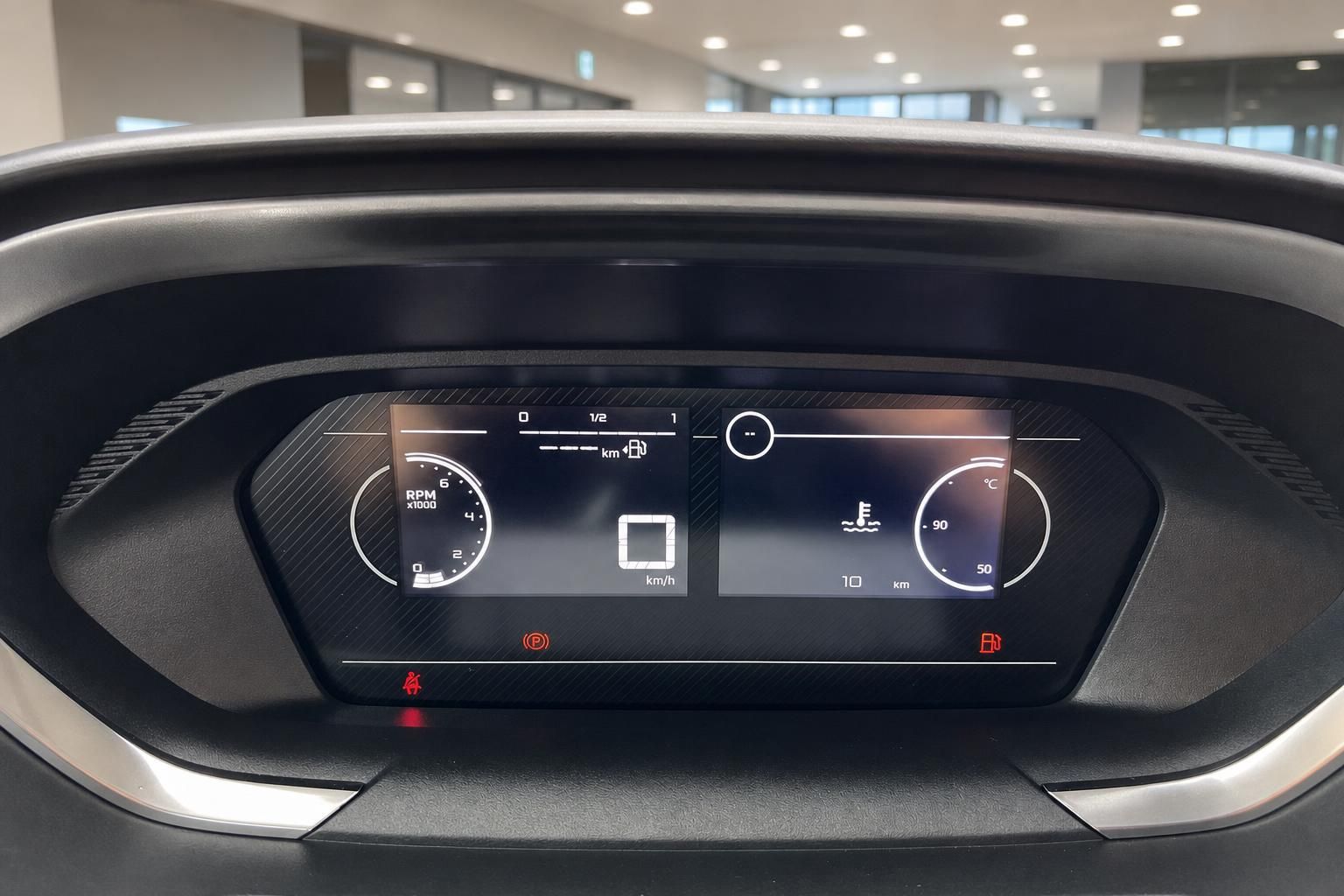 Digitales Kombiinstrument mit Drehzahlmesser und Tankanzeige im Fahrzeug